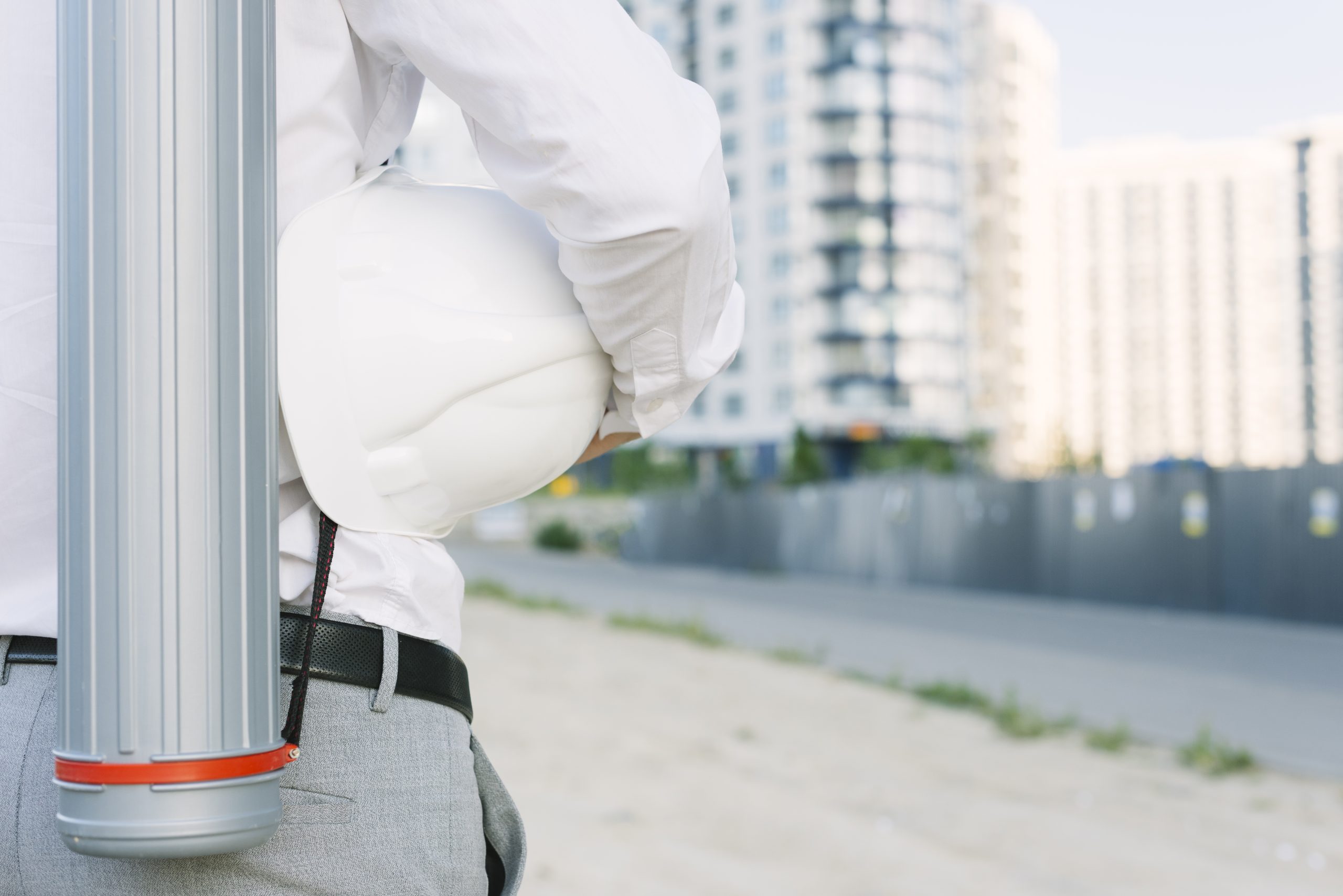 primer hombre con vista trasera del casco